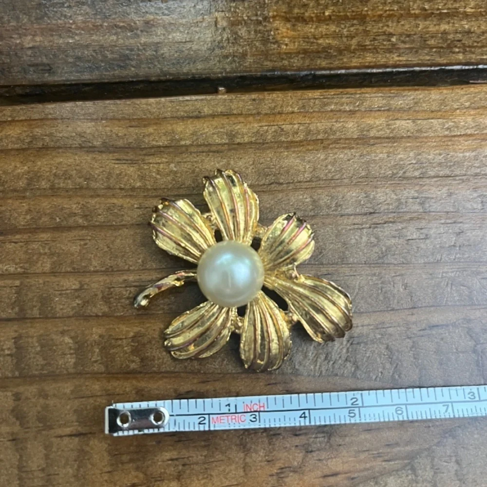 Vintage Large Chunky Gold Faux Pearl Flower Pin a Classic!